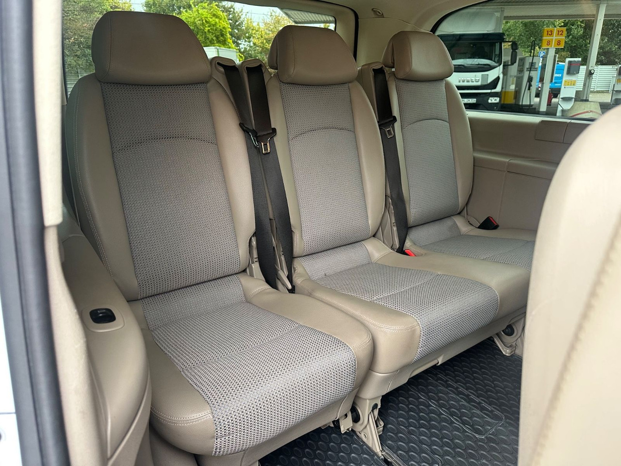 Mercedes-Benz Viano 2.2 CDI AMBIENTE extralang (Autom*133 tKm) - ميكروباص: صورة 4 Mercedes-Benz Viano 2.2 CDI AMBIENTE extralang (Autom*133 tKm) - ميكروباص: صورة 4
